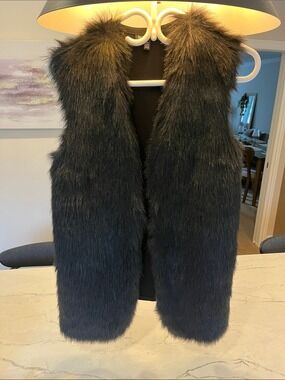le chateau Black Faux Fur Sleeveless Vest